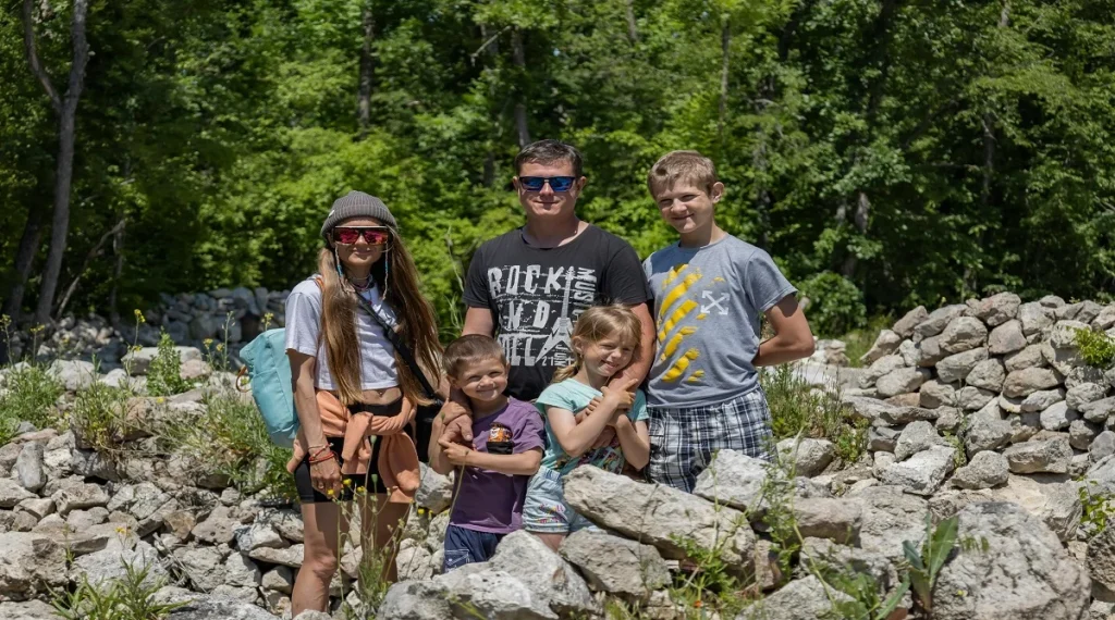 short nature stops on family hikes help children stay engaged with trail surroundings