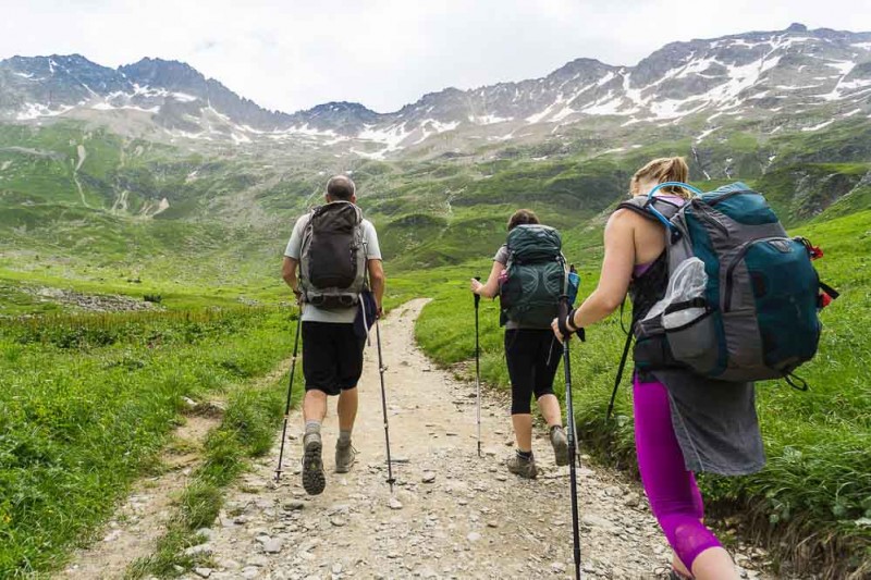 beginner hiking tips for pacing and taking short breaks on an easy hiking trail