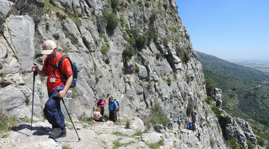 easy walking before a hike helps hikers settle breathing and early trail pace on climbs
