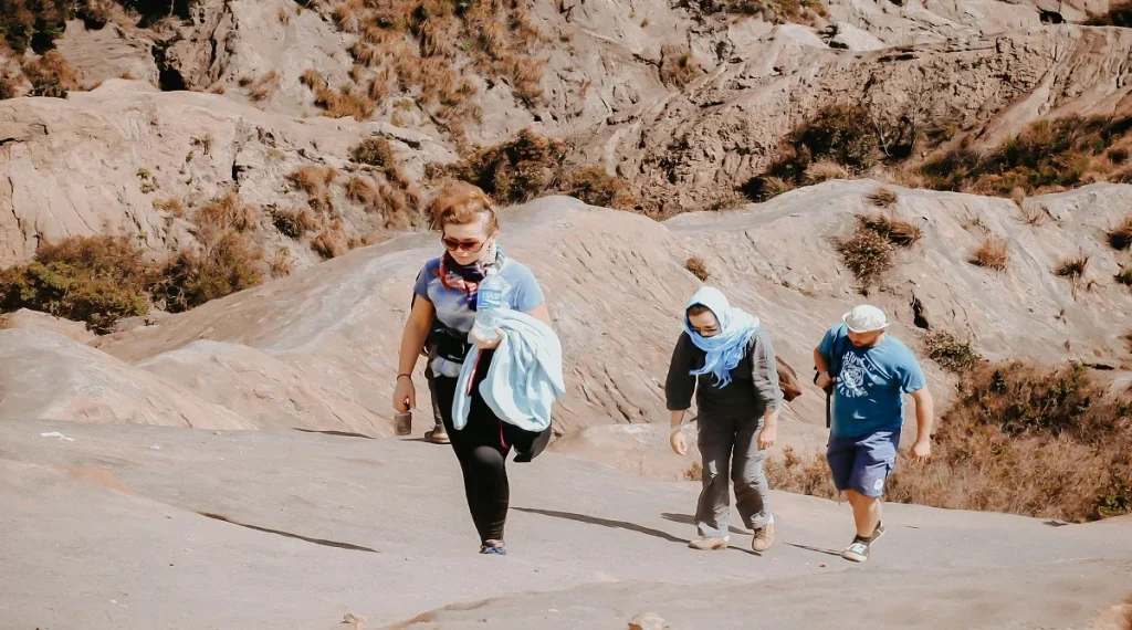 dry heat on hiking trails requires shade breaks and steady hydration planning