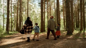 Why Short Nature Stops Can Make Family Hikes Feel Easier for Children