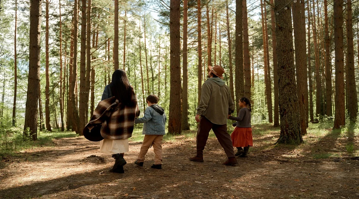 short nature stops on family hikes can help children enjoy forest trails more comfortably