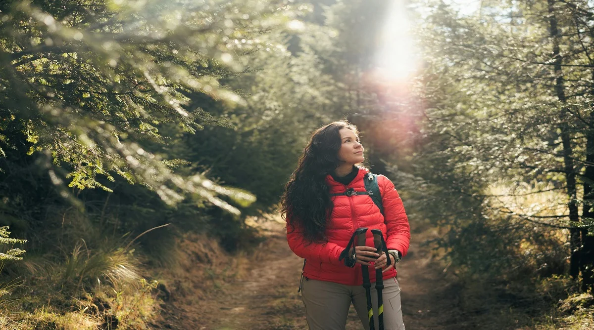 beginner hiking start time can affect comfort on a sunlit trail