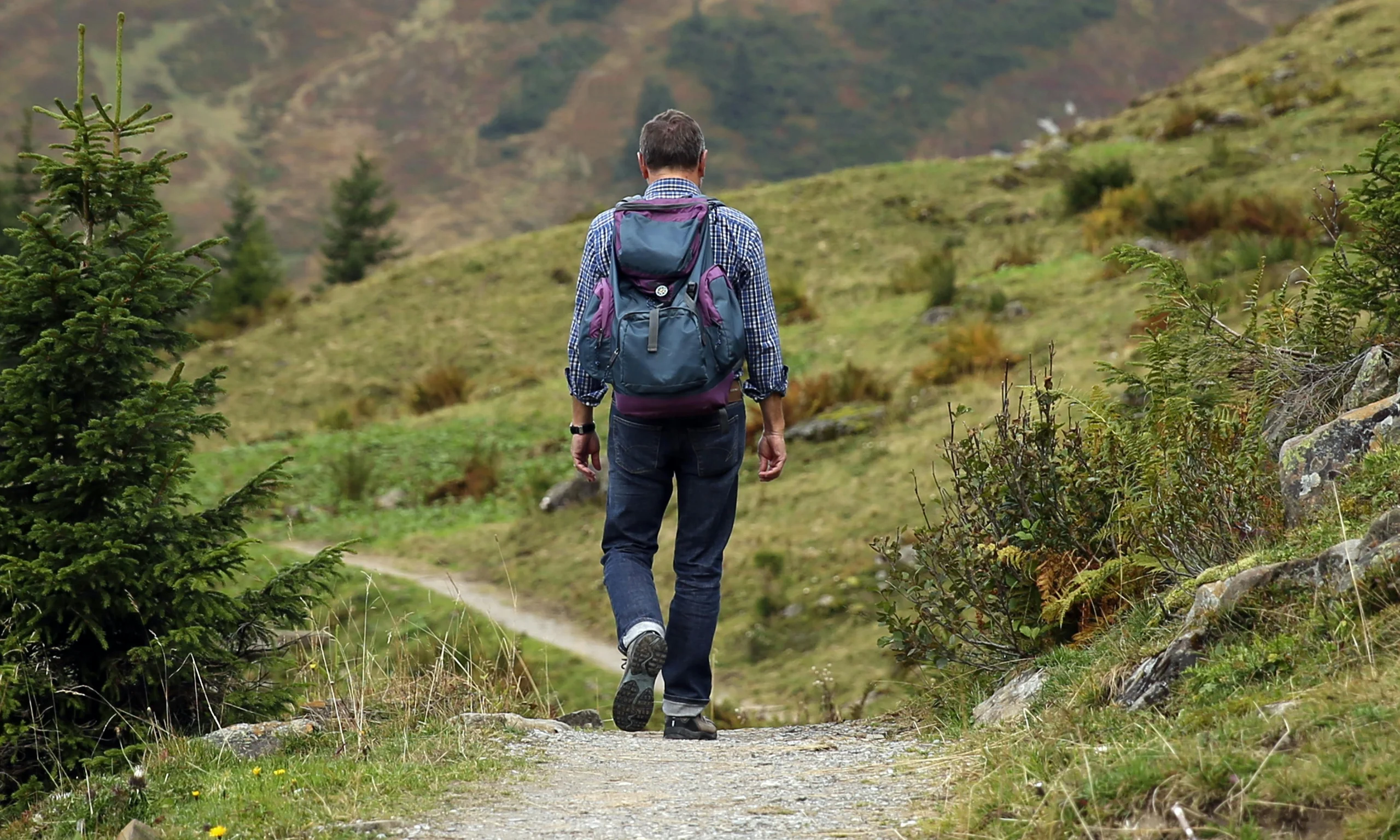 loose gravel on hiking trails feels easier when hikers stay calm and keep a controlled pace