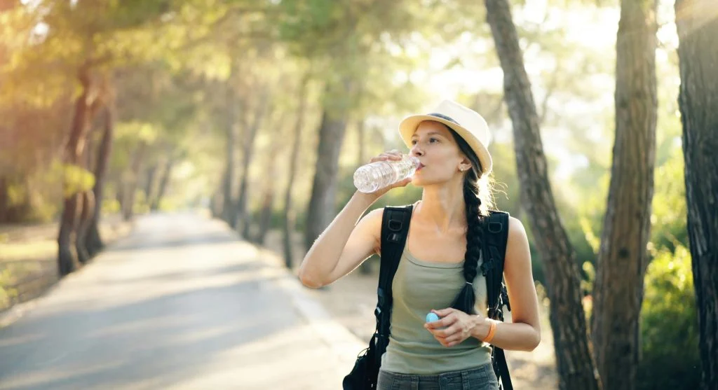 Easy-to-reach water improves hiking hydration habits by reducing access delays