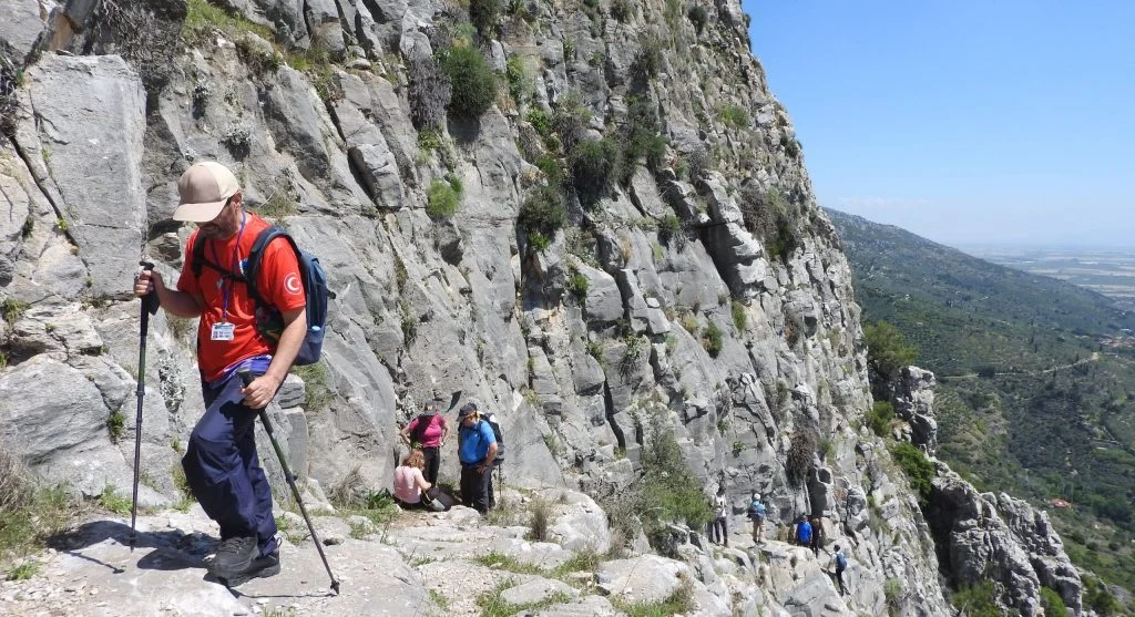 Stop in the middle of busy trails can force others to bunch up or step off the main path