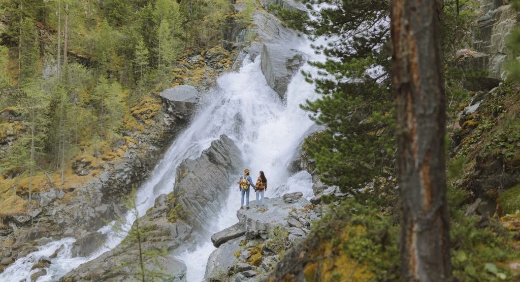 Easy-to-reach water helps hikers drink more consistently than water stored too deeply