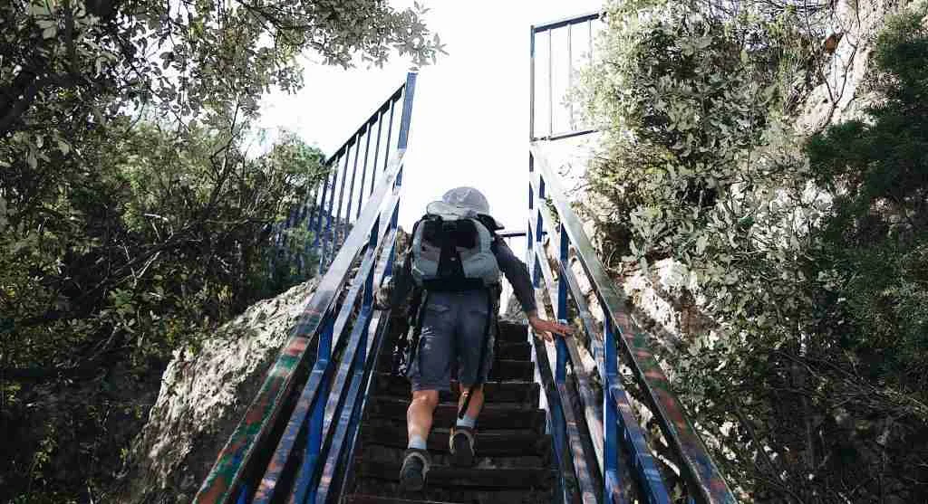 Shorter steps help hikers handle dusty downhill trails more safely