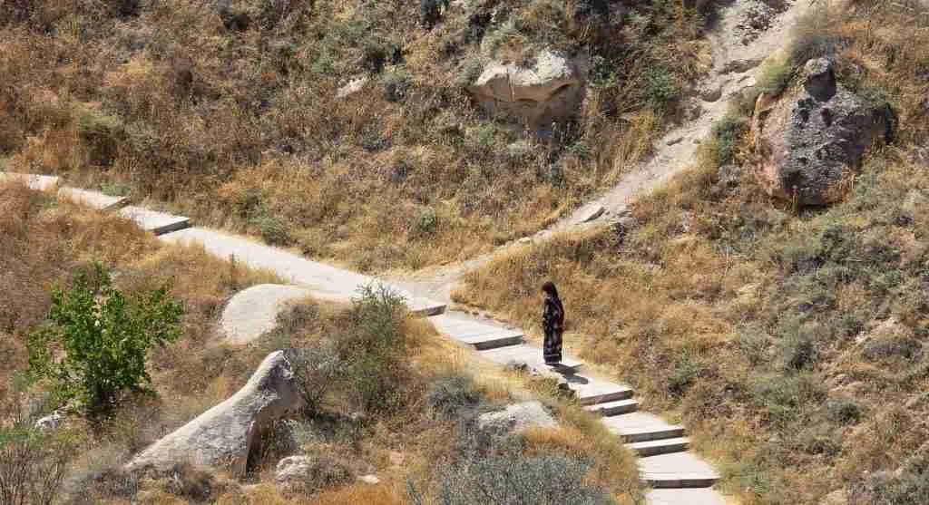 Short controlled steps help hikers manage pace on rocky flat trails