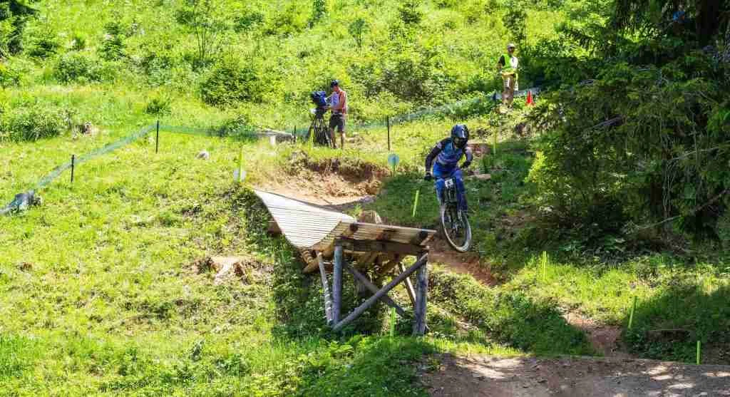 Repeated braking on long downhill trails often causes leg stiffness later