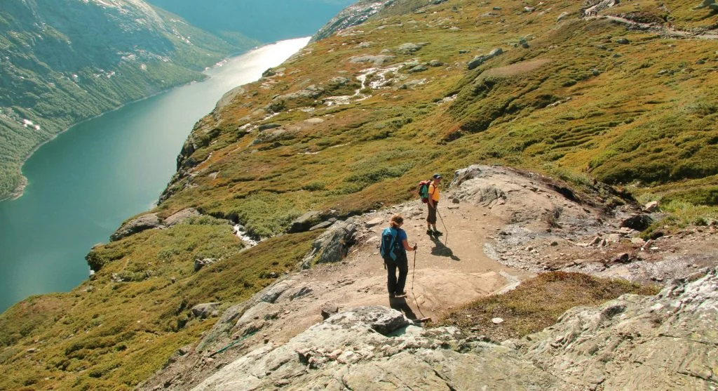 Hikers should look back briefly after leaving trail junctions to make the return easier later